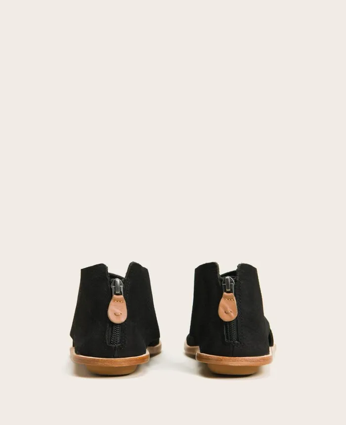 Kenneth Cole Sandals and Wedges Women GENTLE SOULS Urban Cross Sandal Black Kenneth Cole Sandals and Wedges Women GENTLE SOULS Urban Cross Sandal Black