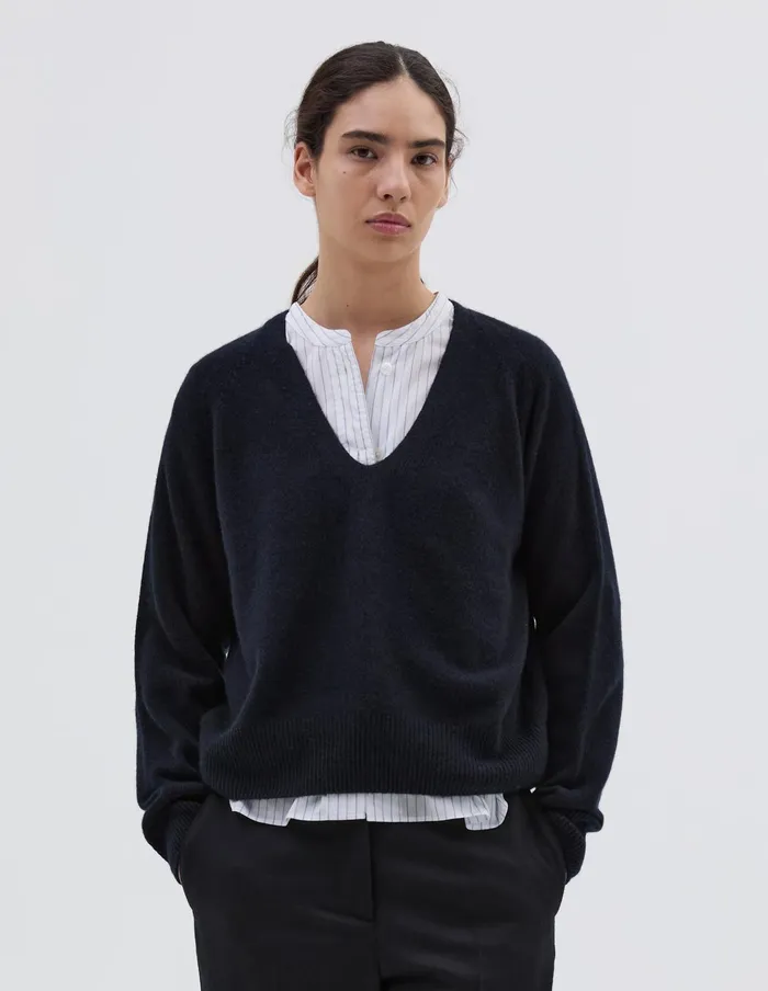 Women Cropped V Neck Dark Navy Twist Margaret Howell Knitwear